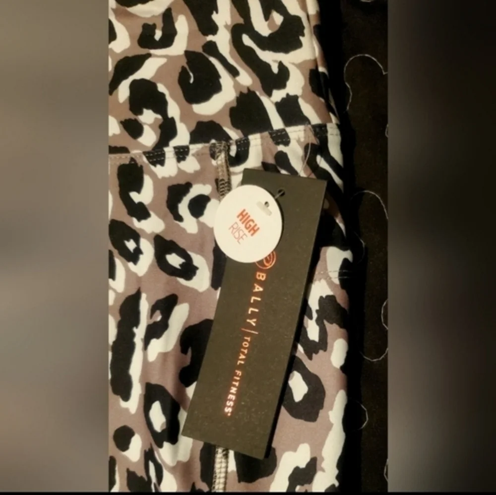 Bally Fitness Womens‎ Animal Print Athletic Capri Leggings NWT Black Size Small